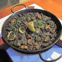 פאייה נגרה עם אורז שחור ופירות ים