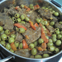 תבשיל בשר כתף עם זיתים וגמבות