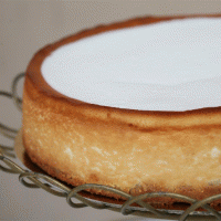 עוגת גבינה אפויה בציפוי שמנת