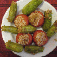 צלחת ירקות ממולאים (קישואים ממולאים ועגבניות ממולאות)