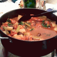 תבשיל בשר גולש (צלי כתף) עם עגבניות שרי ויין אדום