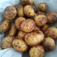 תפוחי אדמה צלויים בתבלינים בסגנון כפרי