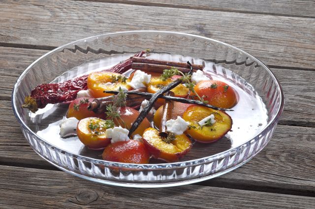 תמונת המתכון נקטרינות צלויות בתבלינים עם גבינת המאירי. צילום: יעקב הררי