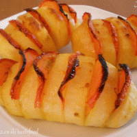 פרוסות עגבניה בתפוחי אדמה אפויים